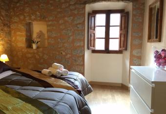 Ca na Francina allows 18 year olds to book a room