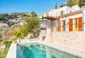 Can Titina has Balcony rooms