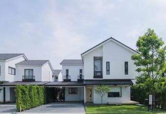 A newly built,4BR Max 10 guests has Balcony rooms