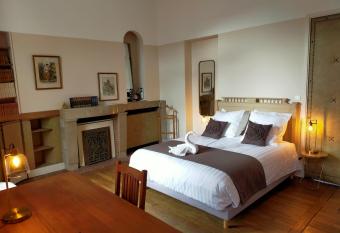 La Maison Bleue de Roubaix allows 18 year olds to book a room