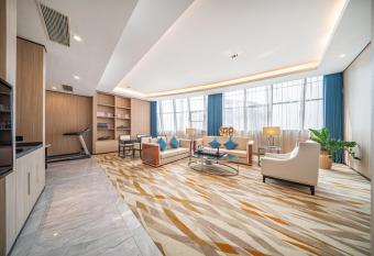 Days Hotel Suzhou has rooms with a private hot tub