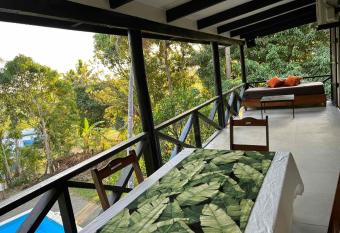 Yatu Lau Transit Hotel allows 18 year olds to book a room