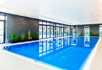 Green Point Apartment Ko  obrzeg has rooms with a private hot tub