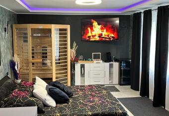 Ferienwohnung SPA Delluxe Essen has rooms with a private hot tub