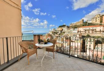 Affittacamere Le Giare allows 18 year olds to book a room