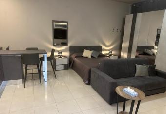 La Bottega Suite Deluxe Monolocale allows 18 year olds to book a room