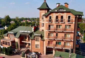 Golden Lion Hotel has Balcony rooms