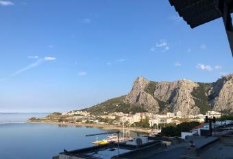 Sunny Apartment has Balcony rooms