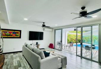 Casa grande cerca de playa Punta Leona has Balcony rooms