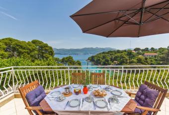 Apartment Lujak has Balcony rooms