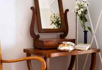 La Luna e i Fal   has rooms with a private hot tub