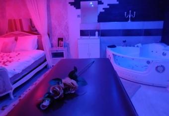 Love room avec spa privatif has rooms with a private hot tub