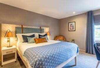 Palm Court Hotel allows 18 year olds to book a room