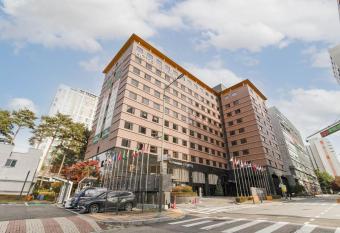 Hotel Elora allows 18 year olds to book a room