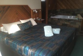 Pelicans Motel San Remo has rooms with a private hot tub