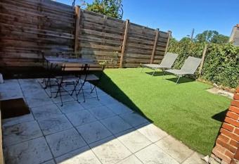 petite maison de ville avec jardin has Balcony rooms