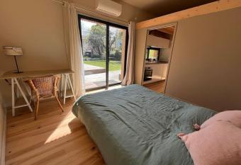 La petite D  pendance has Balcony rooms