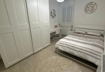 Votre pied-  -terre id  al au c  ur de Marseille has rooms with a private hot tub
