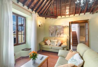 Casa Isabel has Balcony rooms