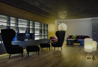 Link124 Hotel has rooms with a private hot tub