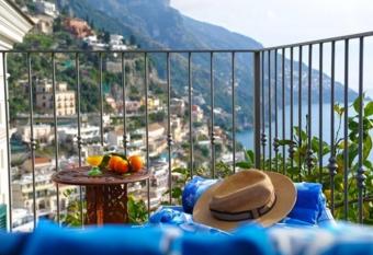 Casa Giovanna Positano has rooms with a private hot tub