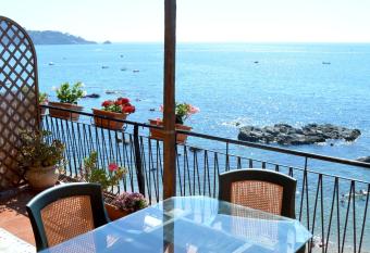 Teocle Beach rooms has Balcony rooms