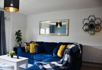 Luxurious & Spacious 2 bed Apartment in Milton Keynes has Balcony rooms