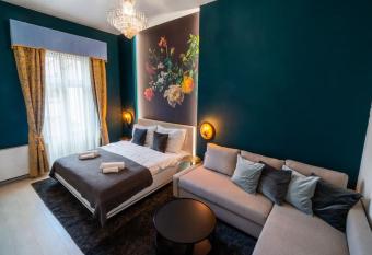 Centrum Apartments Pstrossova has rooms with a private hot tub