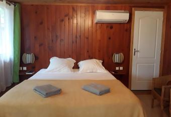 Les Hibiscus de la Rivi  re allows 18 year olds to book a room