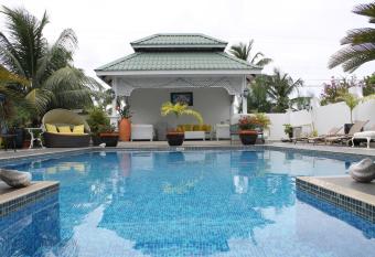Le Bonheur Villa has Balcony rooms