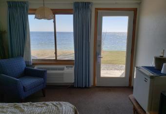 Algoma Beach Motel has Balcony rooms