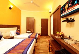 Taj Haveli Agra - 5 Minute Walking Distance from Taj Mahal Agra has Balcony rooms