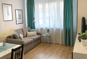 3-Room Apartment, City Center, Netflix & Wifi allows 18 year olds to book a room