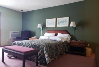 Harbor Lights Lodge has rooms with a private hot tub