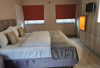 B&B Parkzicht has rooms with a private hot tub