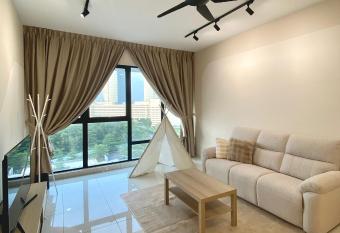 Mosaic Southkey 4BR 14 pax has rooms with a private hot tub