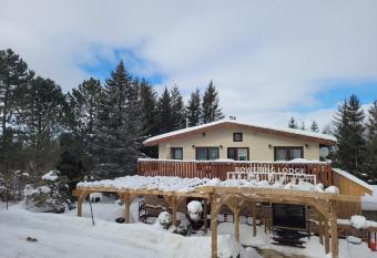 Bowering Lodge has Balcony rooms