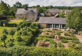 The Old Cattle Barn has rooms with a private hot tub