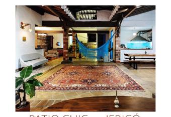 Patio Chic House allows 18 year olds to book a room