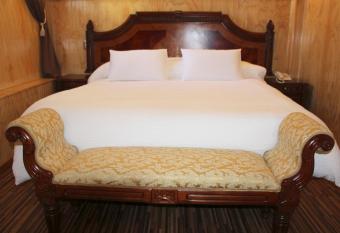 Hotel Vista Velero has rooms with a private hot tub