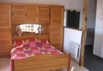 Les Gen  ts Valderois allows 18 year olds to book a room