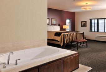 Stoney Creek Hotel Kansas City - Independence has rooms with a private hot tub