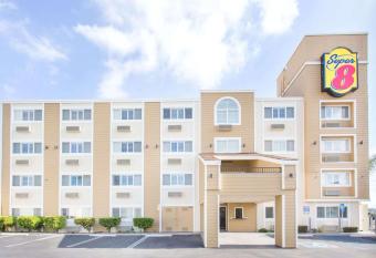 Super 8 by Wyndham National City Chula Vista allows 18 year olds to book a room