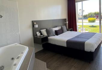 Country Roads Motor Inn Dysart has Balcony rooms