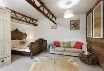 Milk Shed - Couples Seaside Retreat Whitstable has Balcony rooms