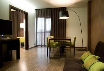 Globales Castillo de Ayud has rooms with a private hot tub