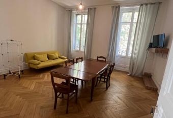 Appartement de Maitre - style Bourgeois 8 personnes has Smoking/Balcony rooms