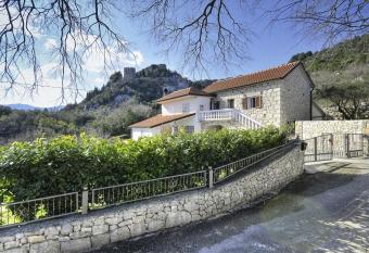 Apartment Borovac has Balcony rooms