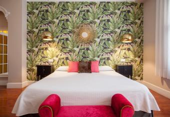 Hi Valencia Boutique allows 18 year olds to book a room