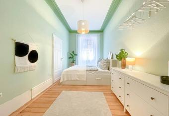 Kulturdenkmal am Gutenbergplatz! has Balcony rooms